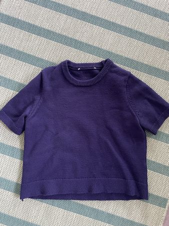 Violettes Strickoberteil
