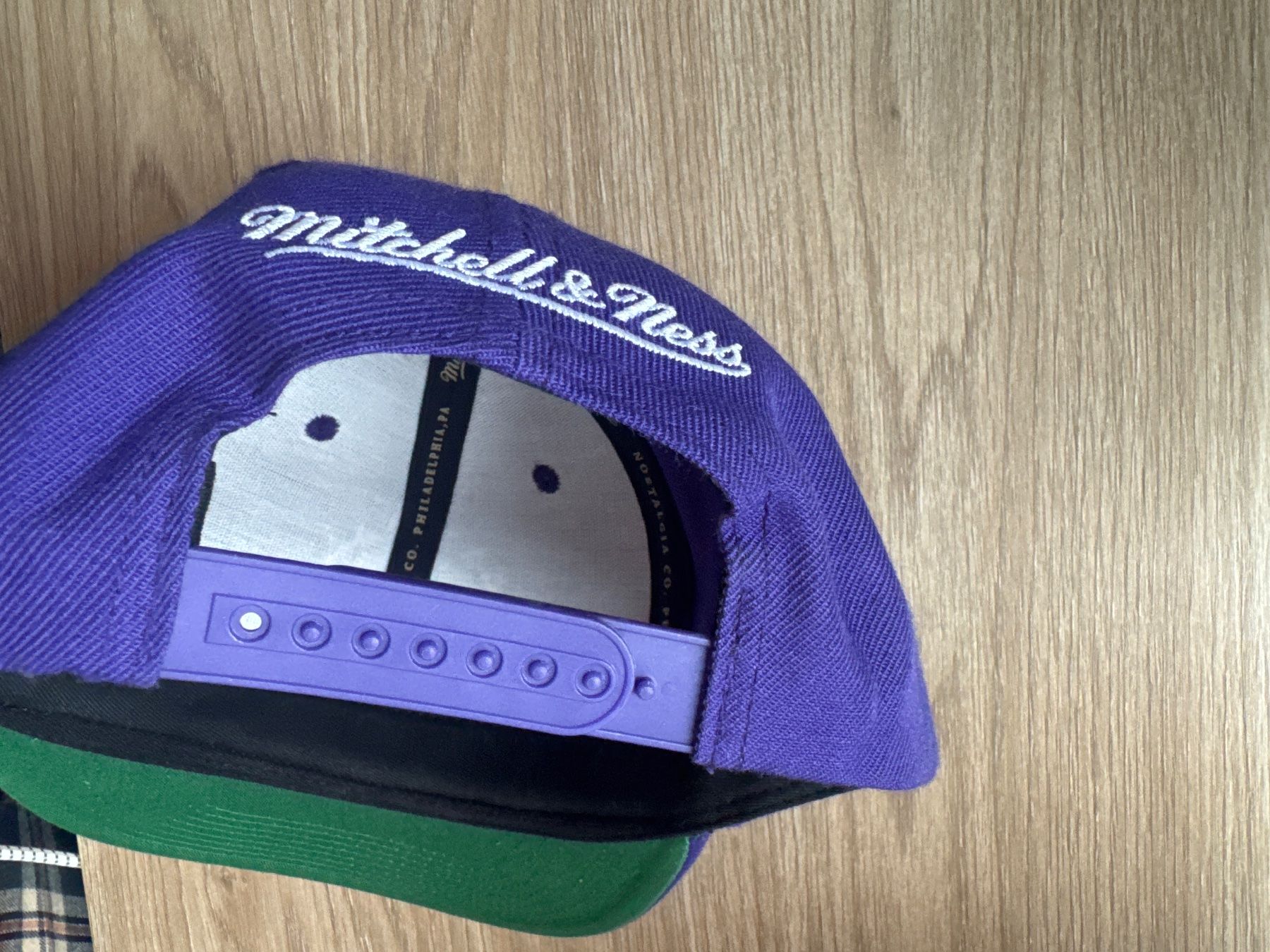 Mitchell & Ness Copricapi, berretti & cappellini: Mitchell & Ness Toronto Raptors snapback violet bon état – Usato da Genève venduto da car_99hb 3