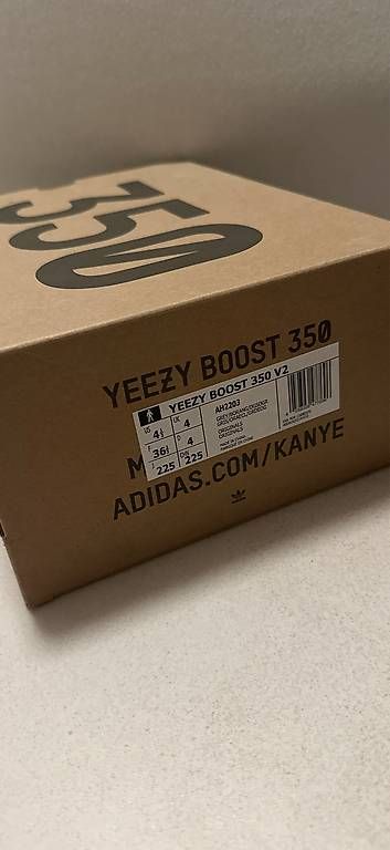 Scarpe da uomo: Yeezy 350 V2 36 2/3 – Usato da Thalwil venduto da giulia123_ 1