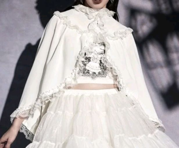 Giacche & Cappotti: Cape blanche avec dentelle, taille S – Nuovo (secondo la descrizione) da Lausanne venduto da Cassandra11