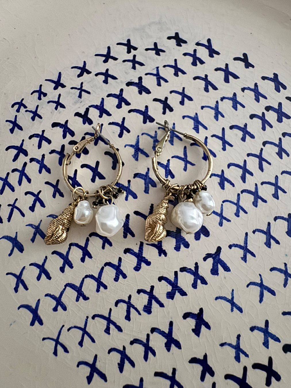 Ohrringe & -stecker: Hoop earrings with pearl and shell design – Gebraucht aus Zürich von kri_zhv2