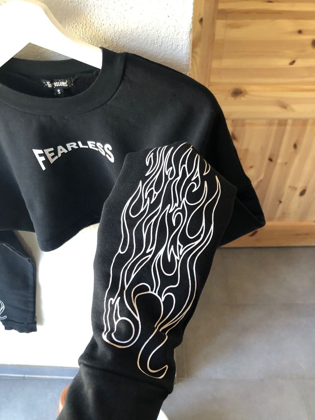 Pulls & Sweat-shirts: DOLLSKILL Fearless Pullover Crop Noir Flames S HOROSCOPEZ – D'occasion à St-Aubin FR par Tiweety 1