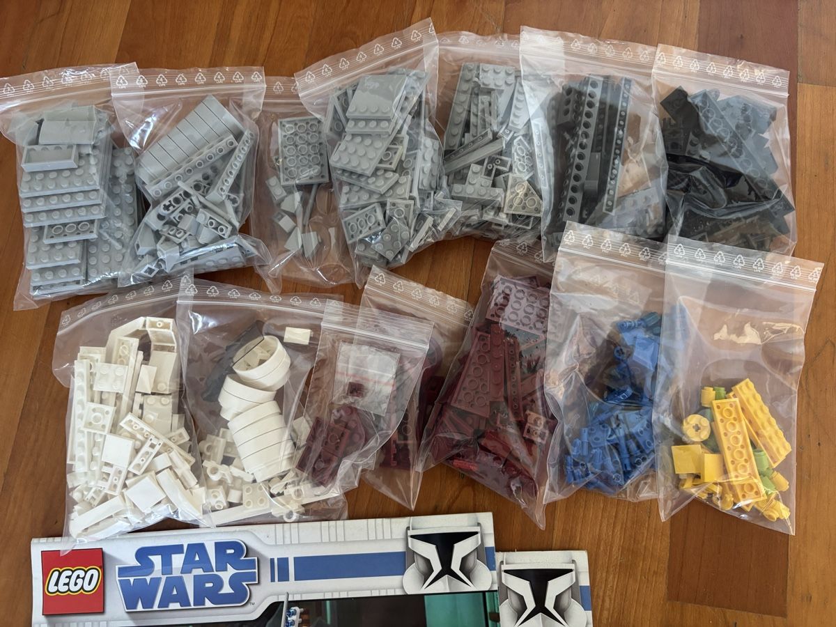 Lego Kit di costruzioni: LEGO Star Wars Set 8019 – Republic Attack Shuttle – Usato da Flüh venduto da dam_95q7 2