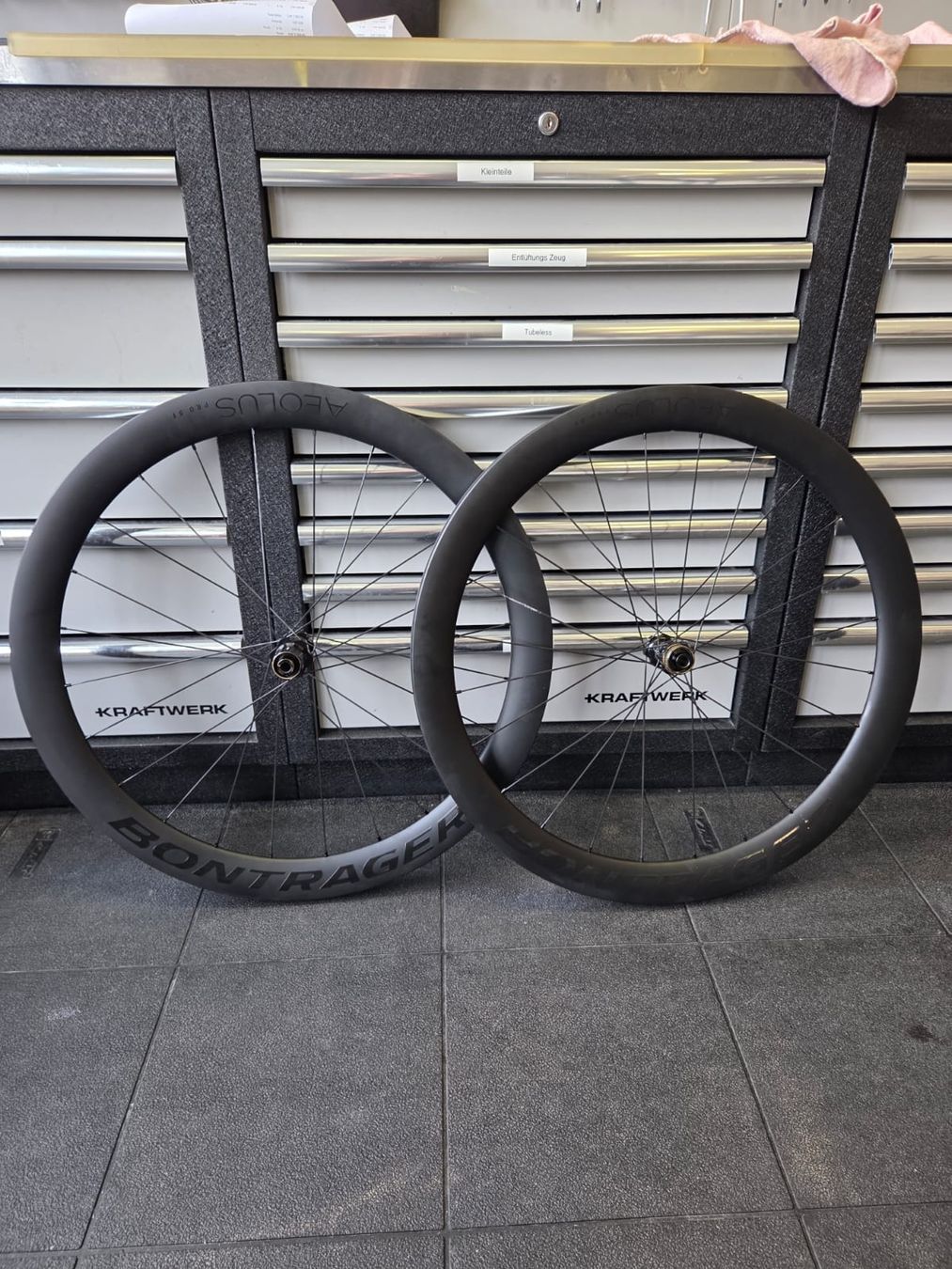 Pezzi di ricambio: Bontrager Carbon Laufräder 28" – Nuovo (secondo la descrizione) da Grosshöchstetten venduto da ypo_r8sn