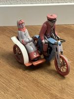 Altes Blechspielzeug: Motorrad mit Beiwagen und Fahrer-Figur