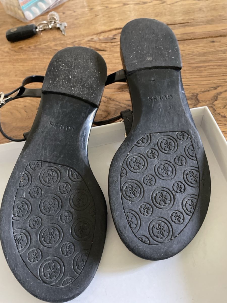 Guess Scarpe per ragazze: Sandali infradito GUESS neri con decorazioni farfalla – Usato da Bellinzona venduto da remarema 3