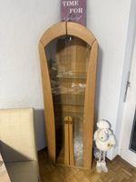 Holzvitrine mit Glastüren, Glasböden und Beleuchtung