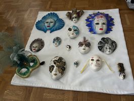 14 venezianische Masken in verschiedenen Grössen