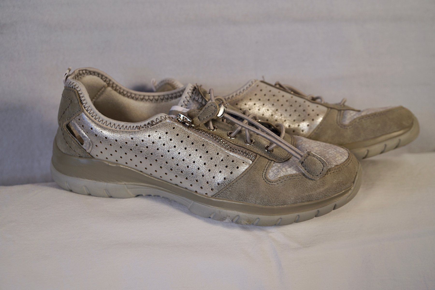 Scarpe da donna: Sneaker Grises - Taille 38 - Neuves – Usato da Haute-Nendaz venduto da Violette123 2