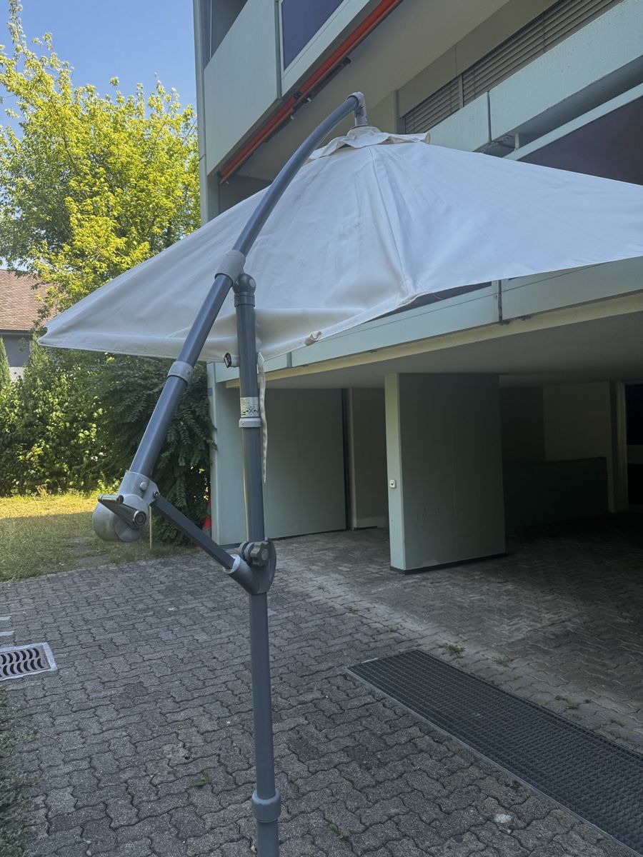 Parasols: Sonnenschirm Hängeschirm weiss mit Plattenständer – D'occasion à Basel par bau_6tk8 2