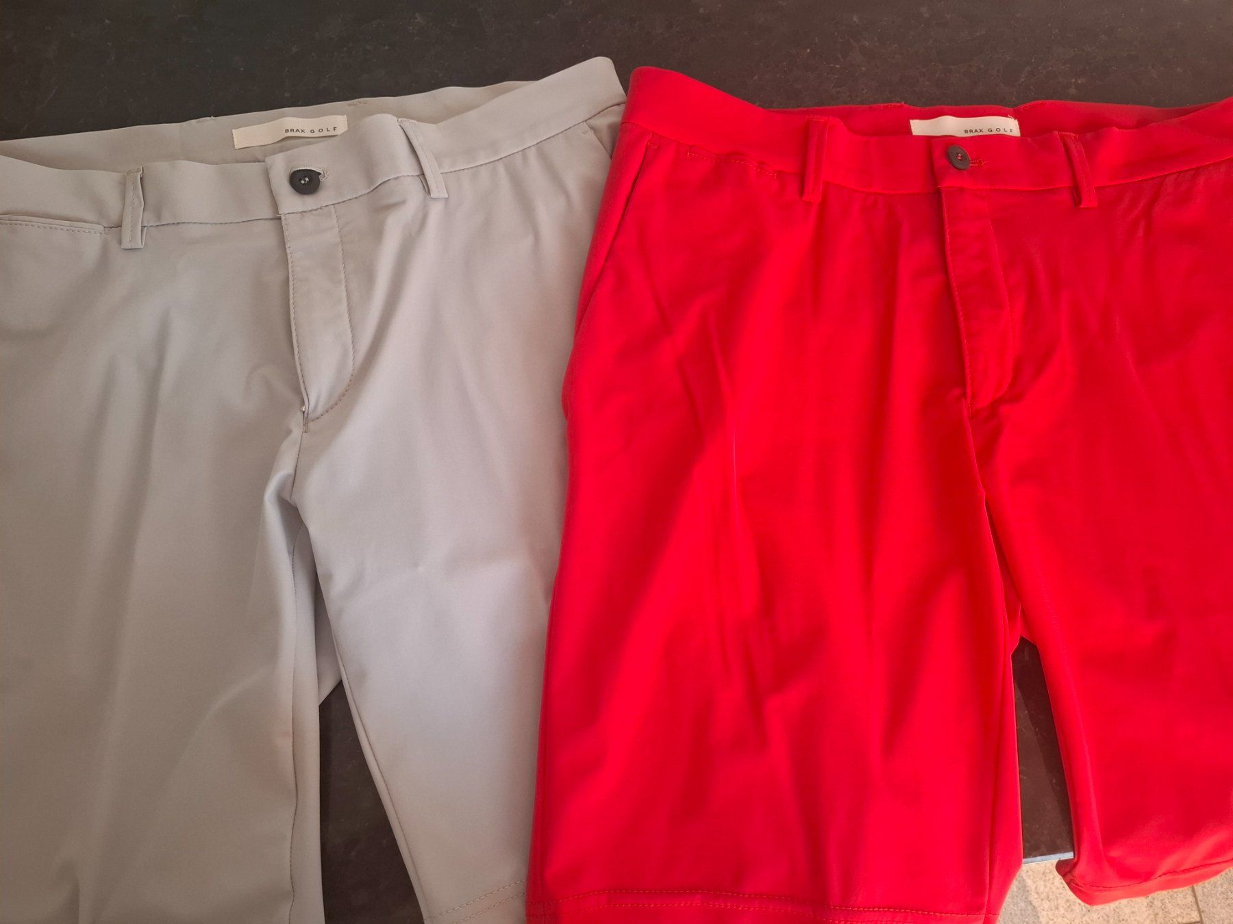 Brax Pantaloni: BRAX Golfshorts in rot und dunkelgrau – Usato da Freienstein venduto da Flyfish3