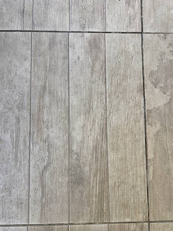 Rivestimenti per pavimenti: Feinsteinzeug Bodenplatten Holzoptik Grau – Usato da Spreitenbach venduto da Outsider