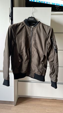 Stylische Khaki Bomberjacke - Perfekt für den Übergang!