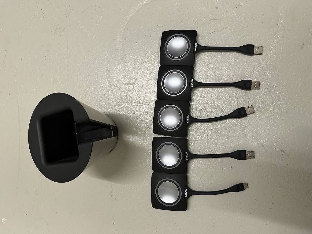 Hub & Switch: Clickshare Buttons inkl Ständer – Nuovo e nell'imballaggio originale da Neukirch-Egnach venduto da aerne1990 1