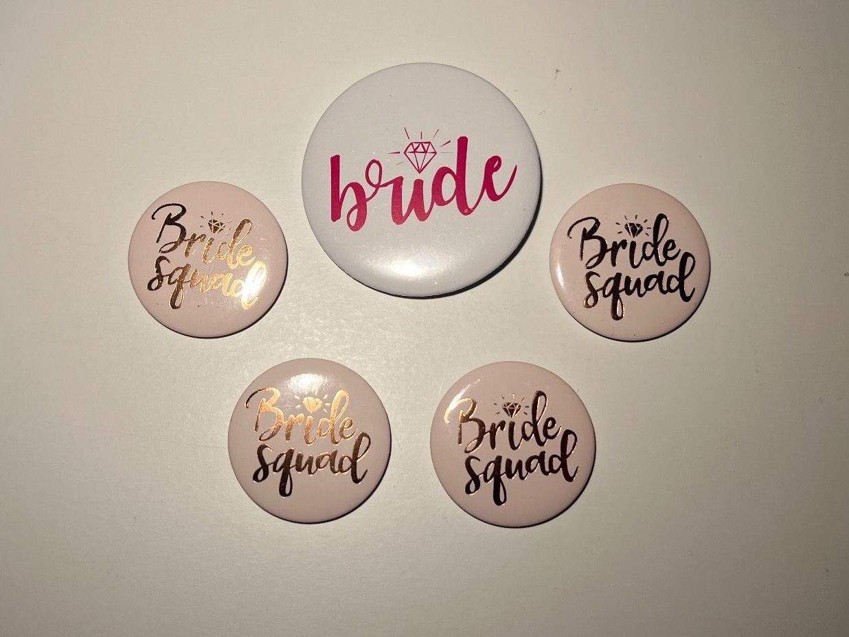 Spille & Fermagli: Pin Bride & Bride Squad Anstecker Polter Junggesellinnen – Nuovo (secondo la descrizione) da Vaduz venduto da NotNeeded