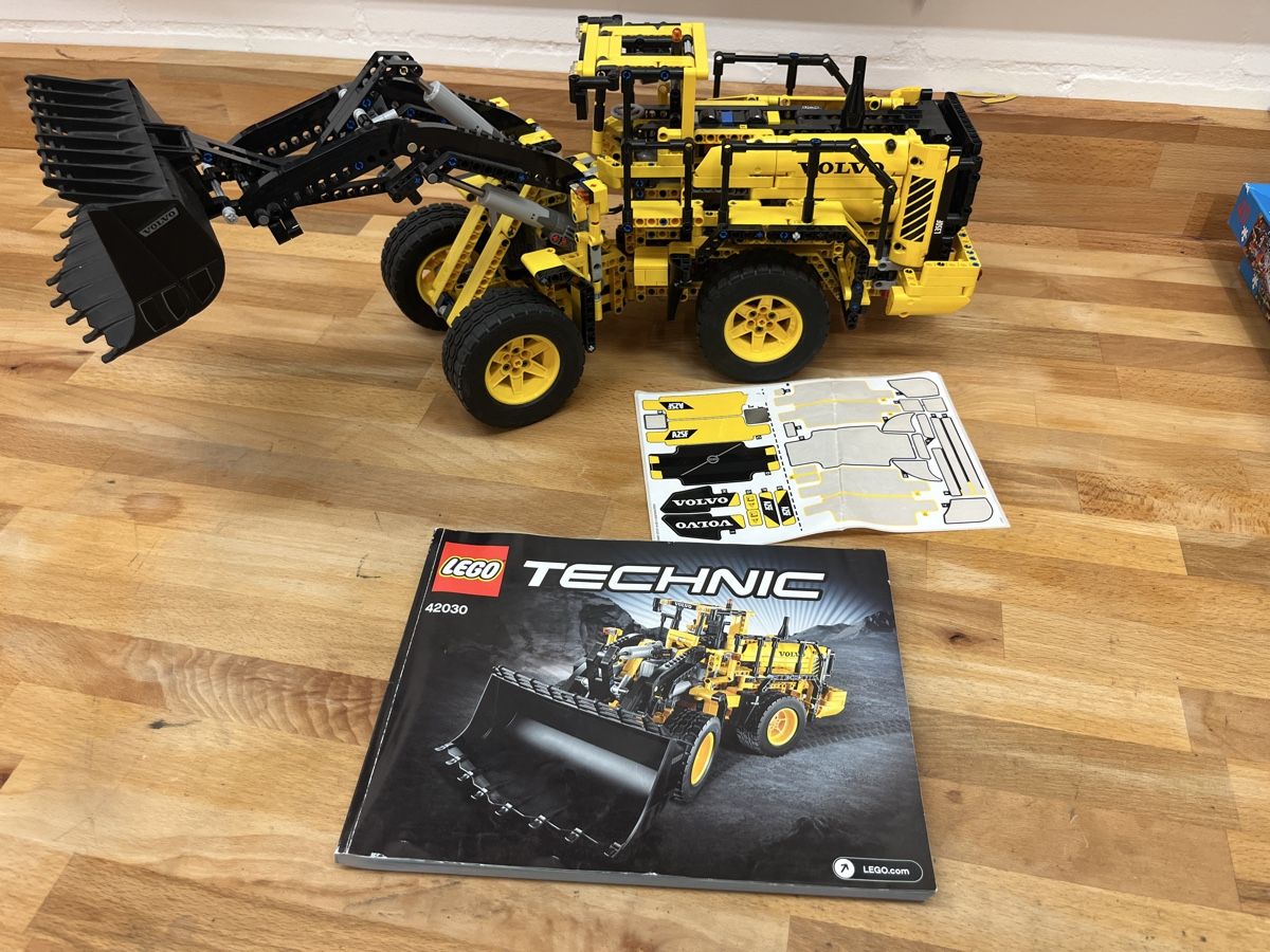 Lego Kit di costruzioni: Lego Technic Volvo Radlader 42030 – Usato da embrach venduto da kialle