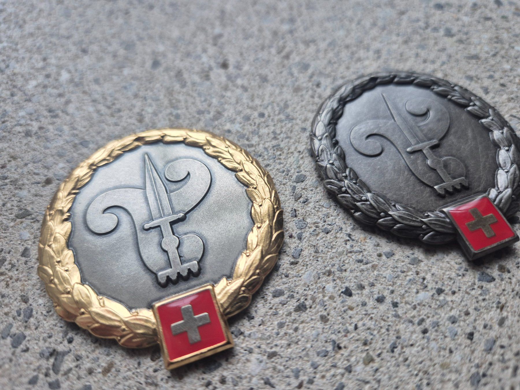 Schweizer Armee Placchette & Badge: *** Beretemblem Set Infanterie Gold/Silber *** – Nuovo e nell'imballaggio originale da Riedholz venduto da fr_sIruP 3