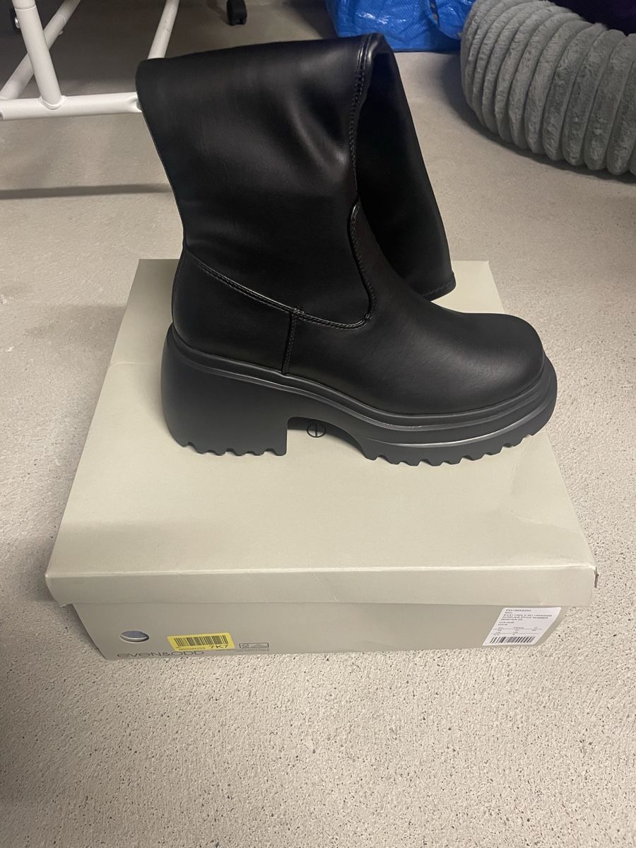 Scarpe da donna: Schwarze Plateau Stiefel Gr. 40 neu – Nuovo e nell'imballaggio originale da Adlikon b.Regensdf venduto da pat_l5mf