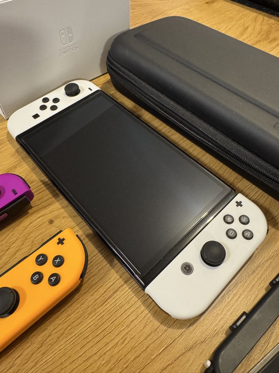 Nintendo Consoles: Nintendo Switch OLED + Ladestation + Joy-Con + Bag – D'occasion à Naters par ant_tz2n 1