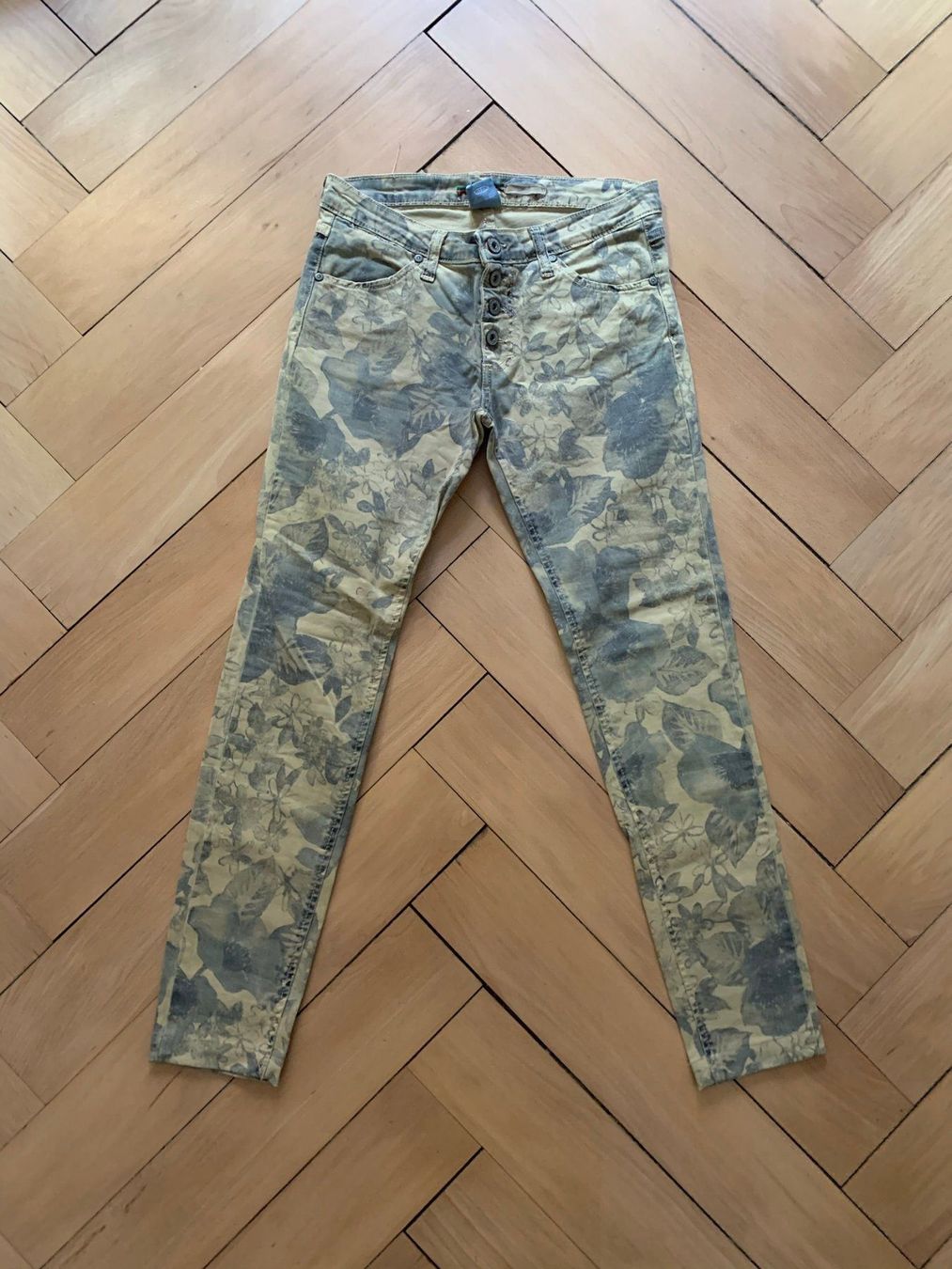 Please Jeans Jeans: PLEASE - Jeans hellbraun geblümt S – Gebraucht aus Zürich von Diazaio