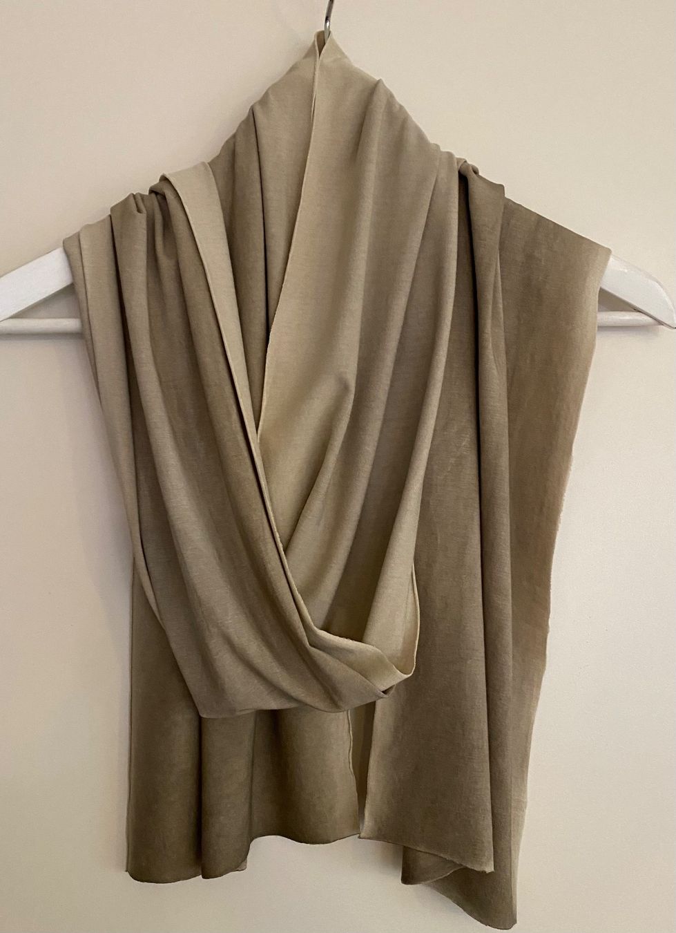 Foulards, Tücher & Schals: Feiner Schal in Helltaupe – Gebraucht aus Zürich von Maria2021