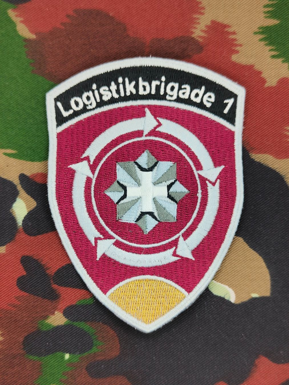 Schweizer Armee Uniformi: Verbandsabzeichen Logistikbrigade 1, Variante 1 – Usato da Bauma venduto da SwissMilitaria