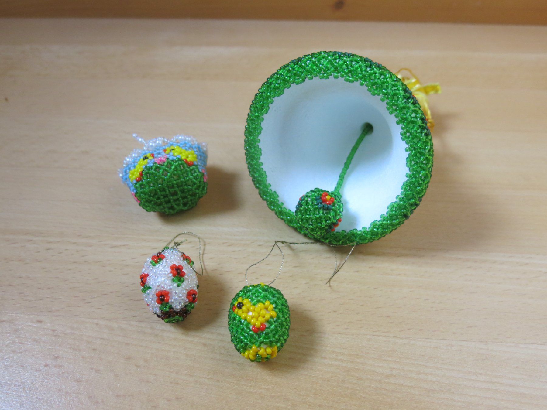 Toutes les décorations: Osterdeko aus Perlen, Glocke, Eier, Eierkörbchen Handarbeit – D'occasion à Sissach par kaupa 2