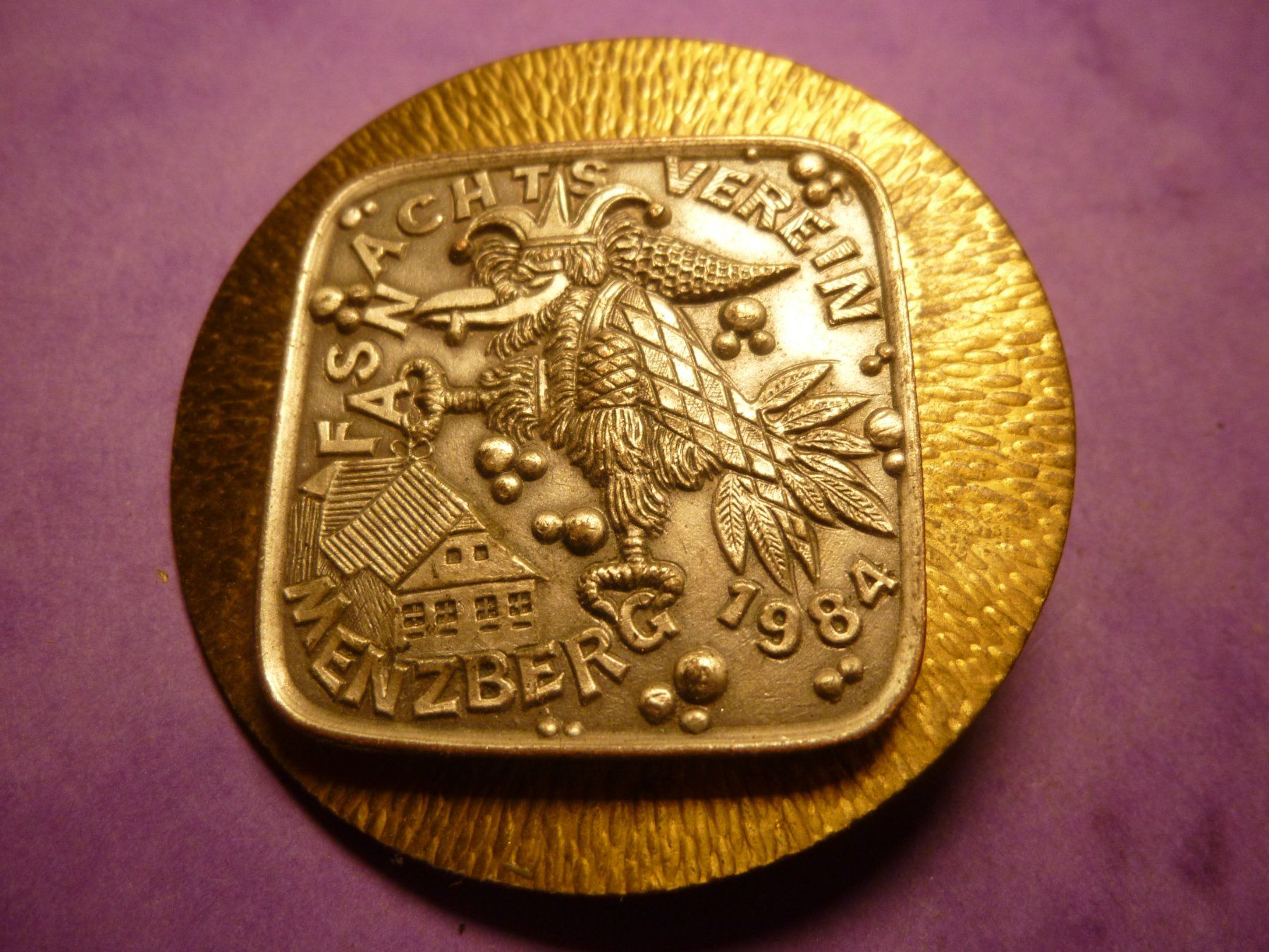 Placchette & Badge: MENZBERG 1984 GOLD – Usato da Ried (Muotathal) venduto da Mandarin02