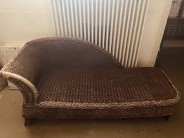 Rattan Liege (Vintage) mit Auflage.