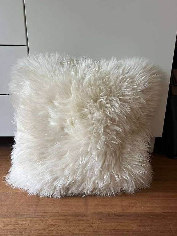 Ikea Kissen: Large white sheepskin fur pillow – Gebraucht aus Zürich von emi_j76q