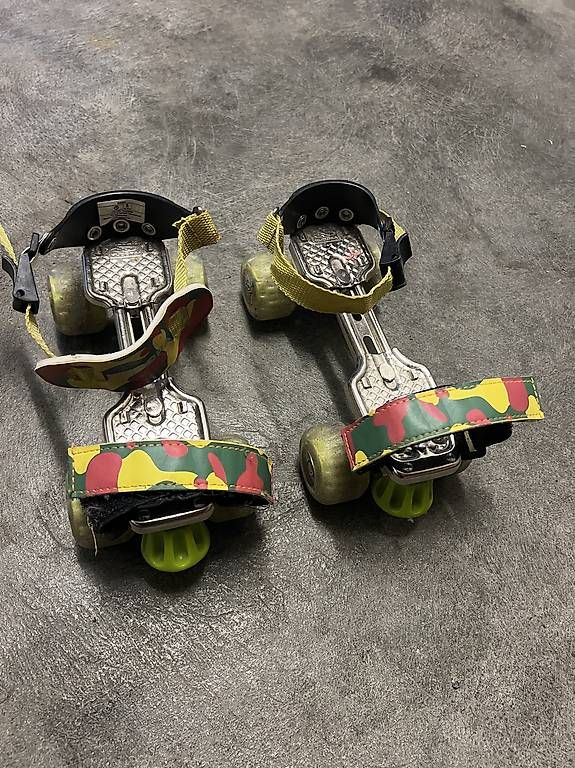Inline-Skating & Rollschuhe: Rollschuhe (bis ca. Gr.33) – Gebraucht aus Rüti b. Riggisberg von helikopterpilot