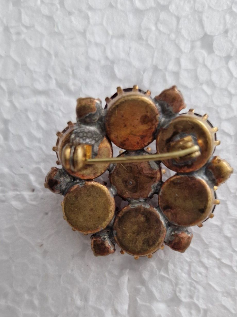 Gablonzer Broches & Aiguilles: Grantfarbene Gablonzer Brosche – D'occasion à Oberwil BL par ehrenamt 1