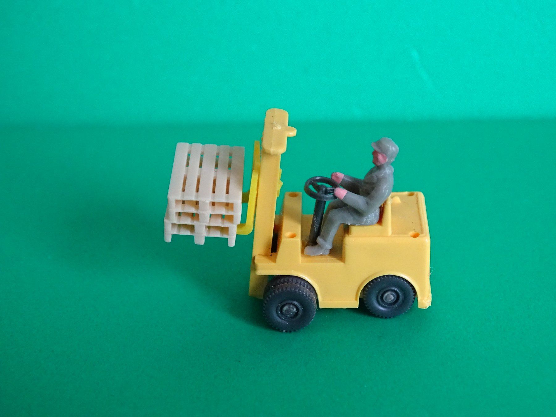 Wiking Modellautos: Stapler mit Palette von Wiking 1/87 – Gebraucht aus Bretzwil von Meex 2