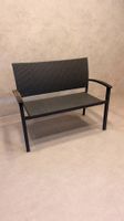 Polyrattan Gartenbank Grau 2-Sitzer Outdoor mit Holzarmlehne