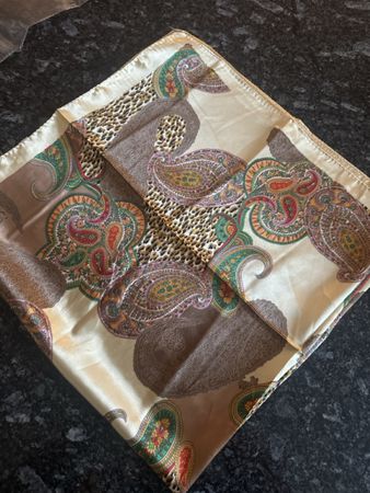Seiden-Halstuch mit Paisley-Muster & Leo-Akzenten, Sommerlic