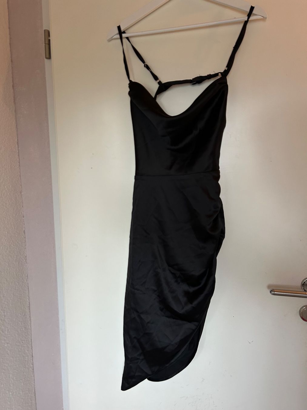 Vestiti: Schwarzes Satin Midi-Dress – Nuovo e nell'imballaggio originale da Frauenfeld venduto da hannamaria29