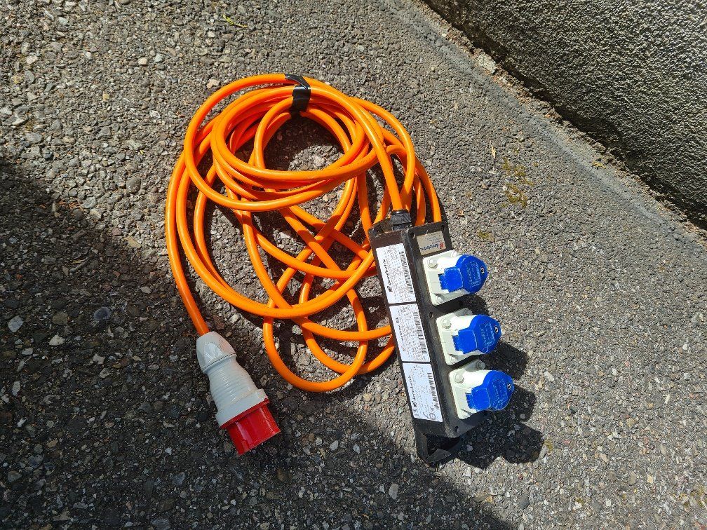 Elektrotechnik: Stromverteiler Set CEE63-5, CEE32-5, CEE16-3 demelectric – Gebraucht aus Arlesheim von Vivien0 3