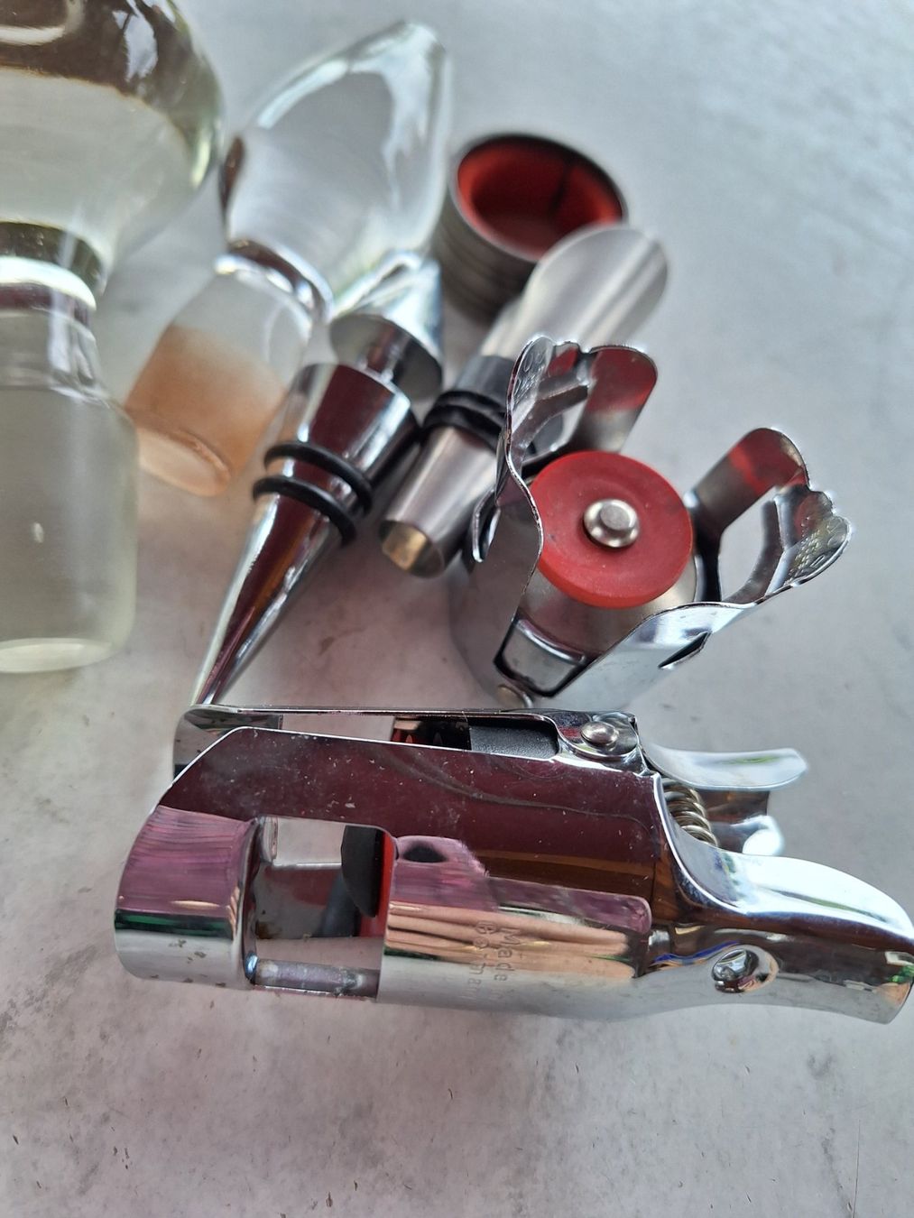 Caraffe: 11 STK WEINZUBEHÖR - GLASKARAFFENDECKEL – Usato da Huttwil venduto da Kunterbuntli 2