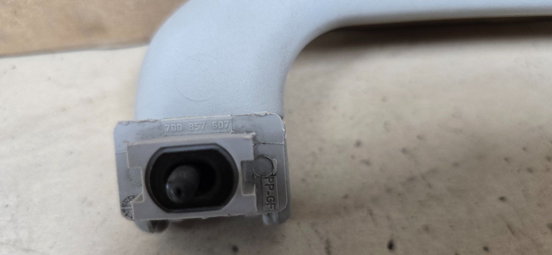 Volkswagen Alle Autoersatzteile: VW T4 Haltegriff Griff Angstgriff A-Säule grau 7D0857607 – Gebraucht aus Schaffhausen von Parg86 4
