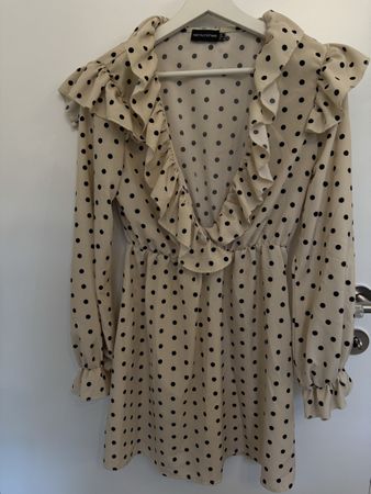 PrettyLittleThing Polka Dot Kleid Beige/Schwarz (36)