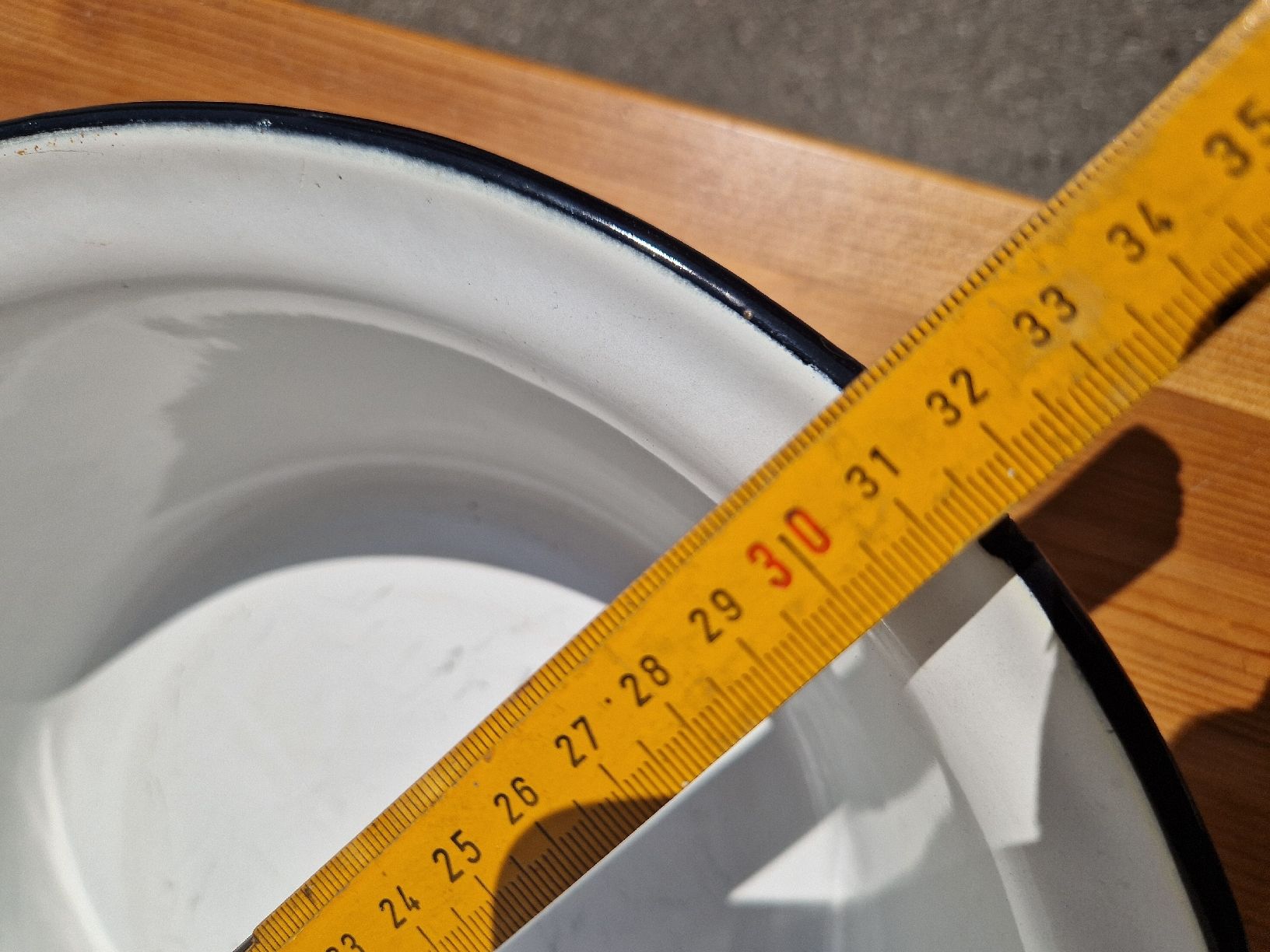 Schalen: Emaille Schüssel weiss mit schwarzem Rand 32cm Durchmesser  – Gebraucht aus Mörigen von Clio111 7
