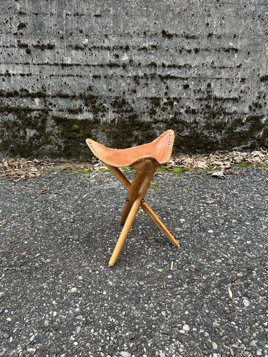 Sgabelli: dreibeiniger Vintage Hocker – Usato da Zürich venduto da frauflufelberg