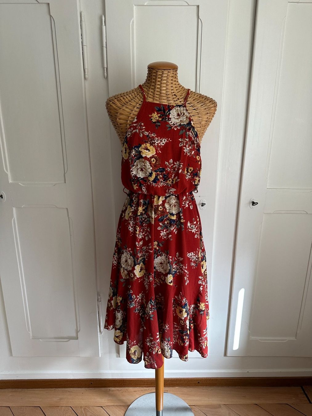 New Look Vestiti: NEW LOOK - Kleid rot geblümt 36 – Usato da Zürich venduto da Diazaio