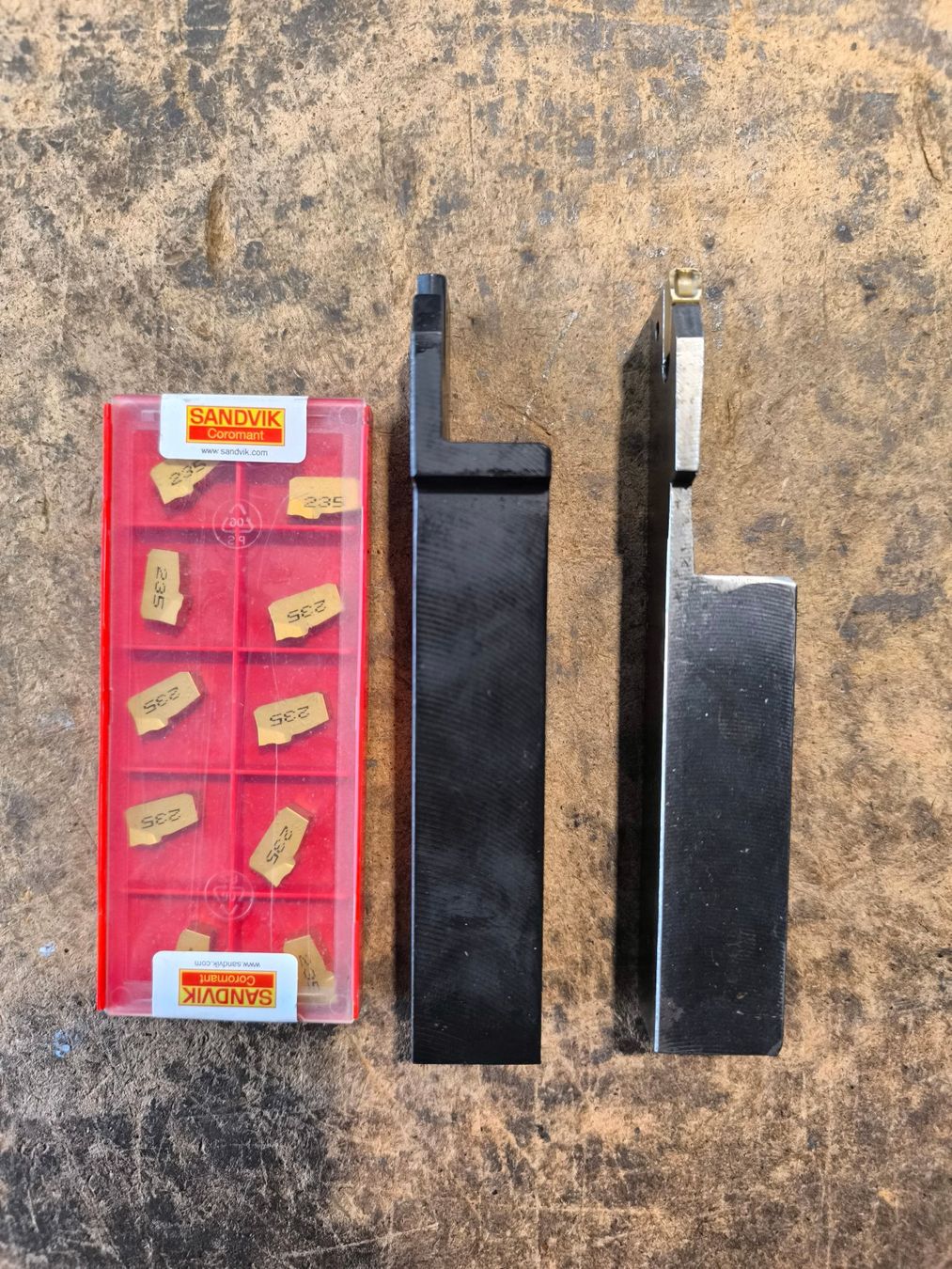 Sandvik Tutti gli attrezzi: 2x Einstechstahl / Wendeplattenhalter inkl. Platten MP026 – Usato da Arbon venduto da millpoint