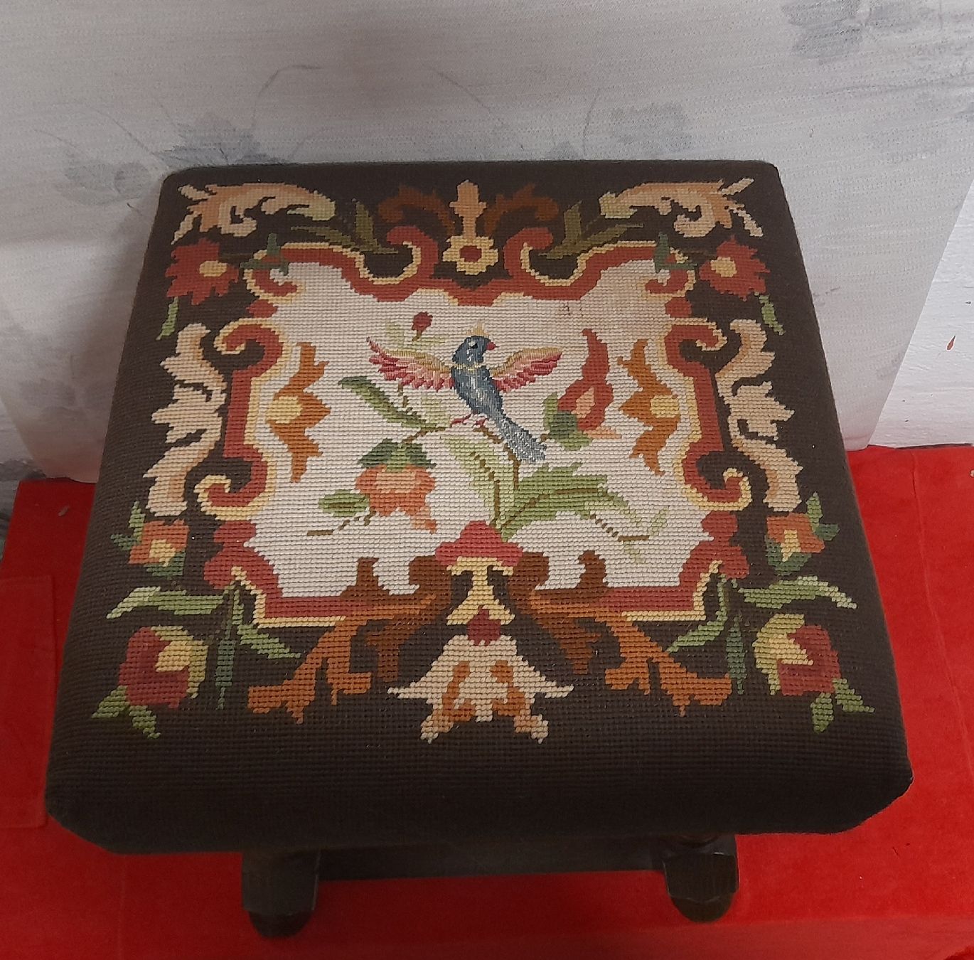 Sgabelli: Handgearbeiteter Fuss-Schemeli/Hocker mit Vogelmuster – Usato da Winterthur venduto da Ufff512 1
