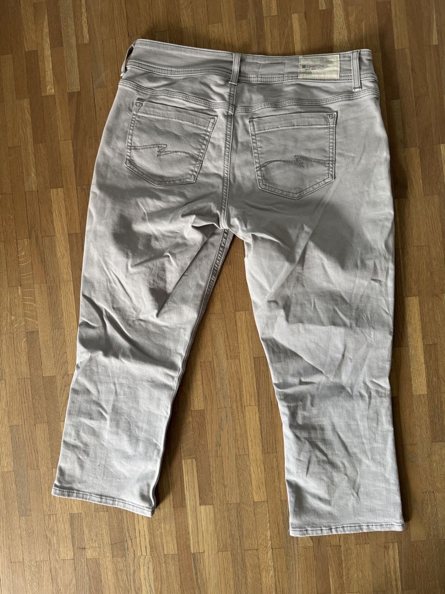 Jeans: hellgraue halblange Jeans 28/22 – D'occasion à Münsingen par sam_528s 1