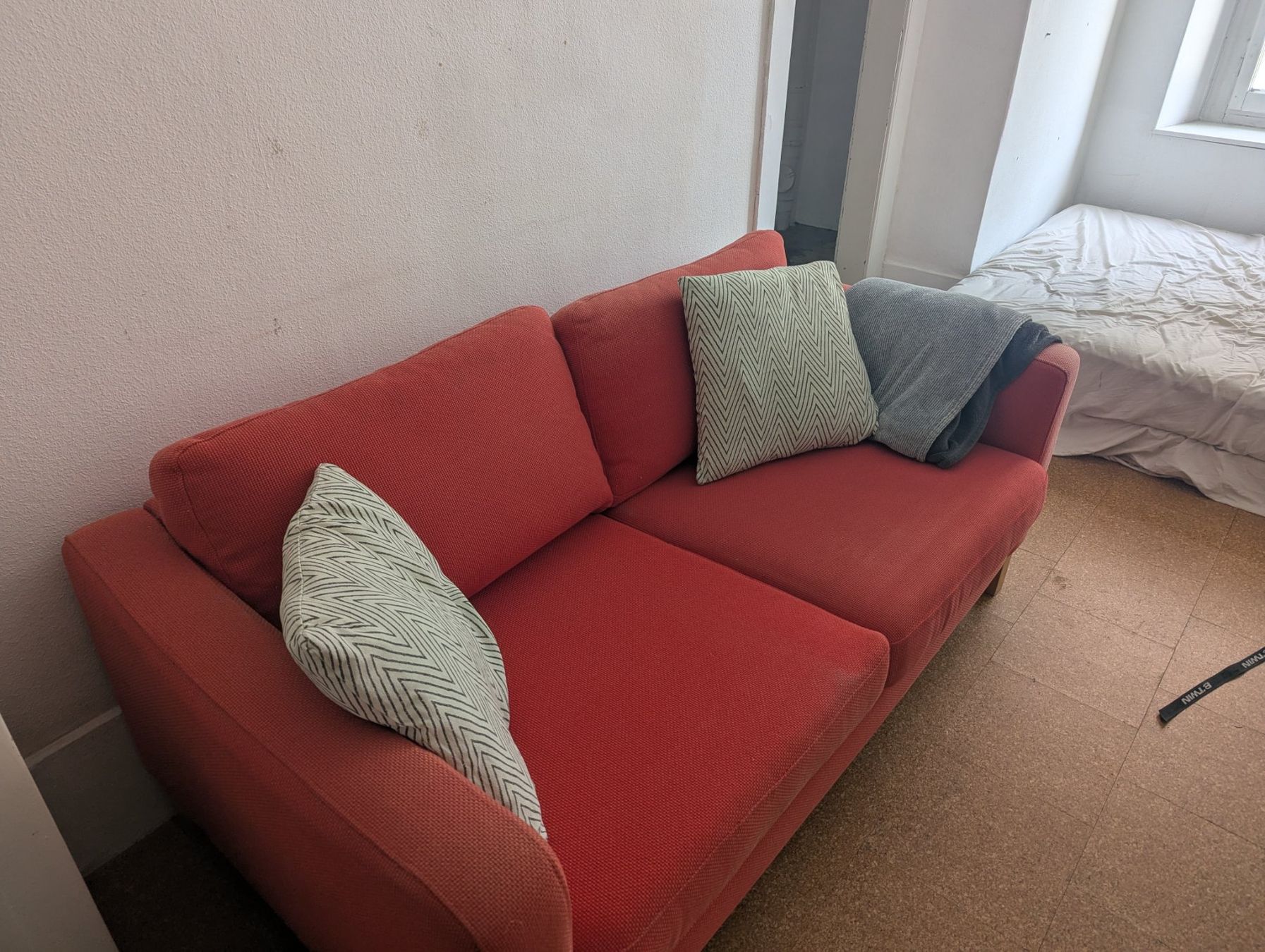 Sofas: Canapé rouge 2 places – Gebraucht aus Biel/Bienne von dan_k9j5 1