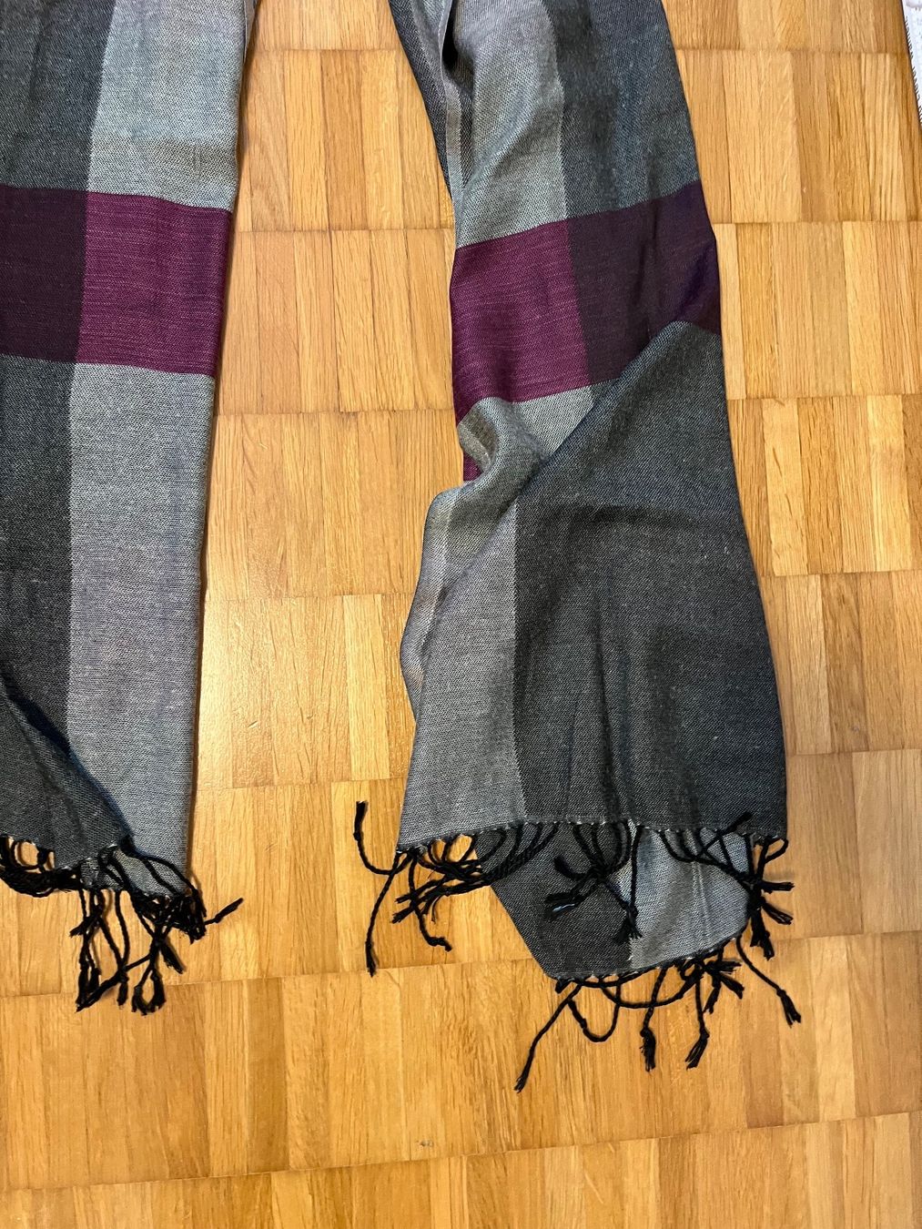 Foulard & Sciarpe: Schicker Schal, grau-lila kariert, mit Fransen – Usato da Jona venduto da Good_luck1_ 5
