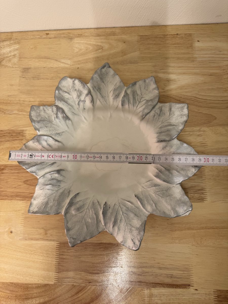Piatti di portata: Dekorative Schale in Blütenform, silber/grau, ca. 30 cm – Usato da Birsfelden venduto da inf_l2yy 1