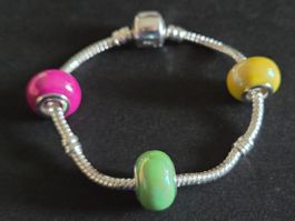 Bracelet charms couleurs vives , style Pandora, argenté neuf